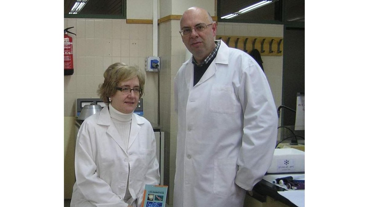 Los investigadores Rosario García y Javier Rúa.