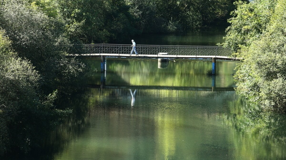 El río Sil a su paso por Ponferrada, con la pasarela que será reformada.