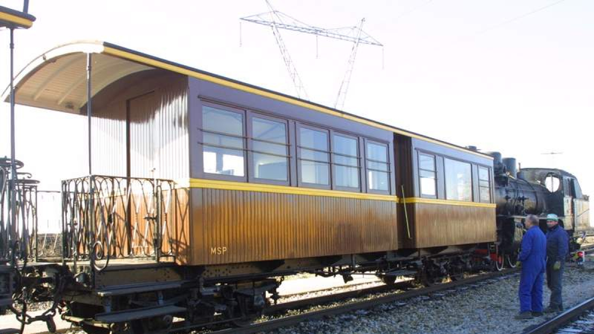 Algunos de los vagones que formarán parte del tren turístico del Sil, entre el Bierzo y Laciana.