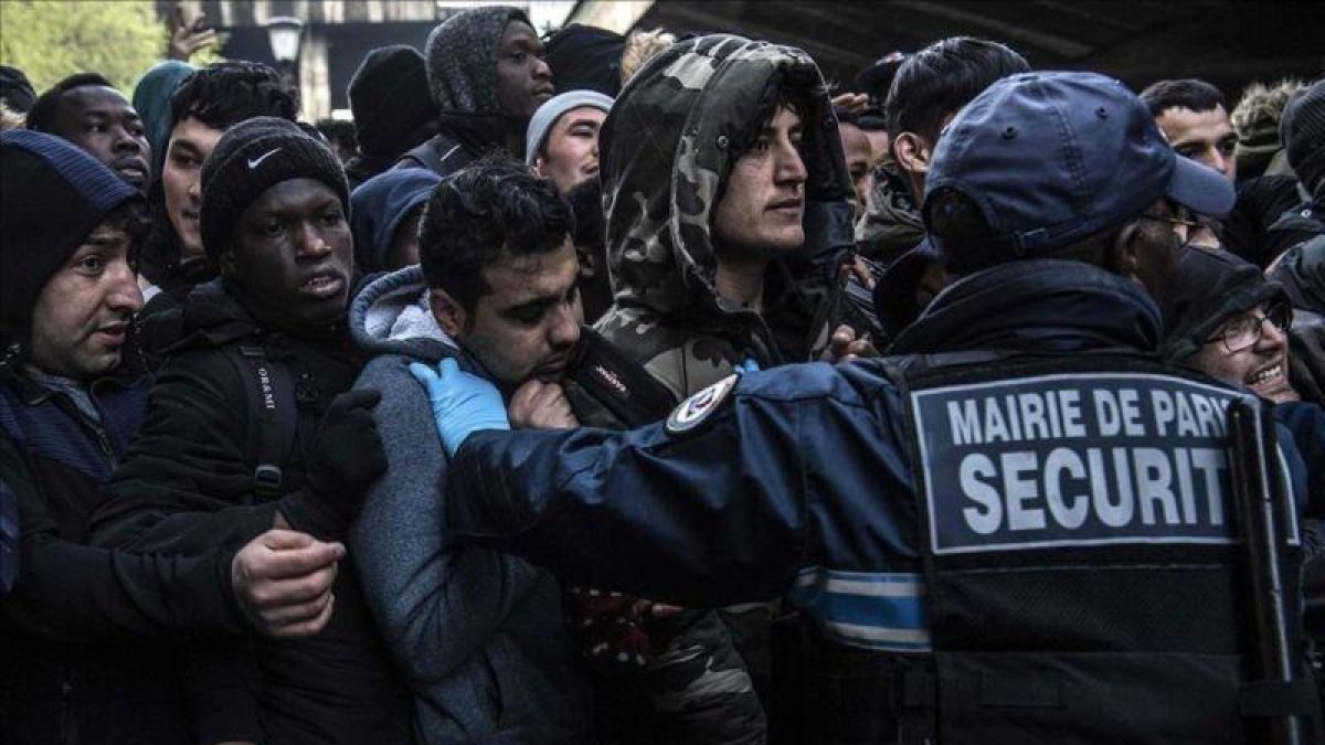 Momentos de tensión durante el desalojo de migrantes y refugiados en un campamento en París.