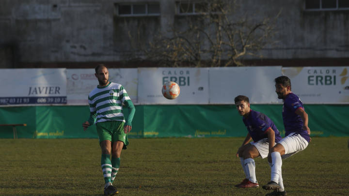 El CD La Virgen mereció un mejor resultado de su partido en Almazán. FERNANDO OTERO