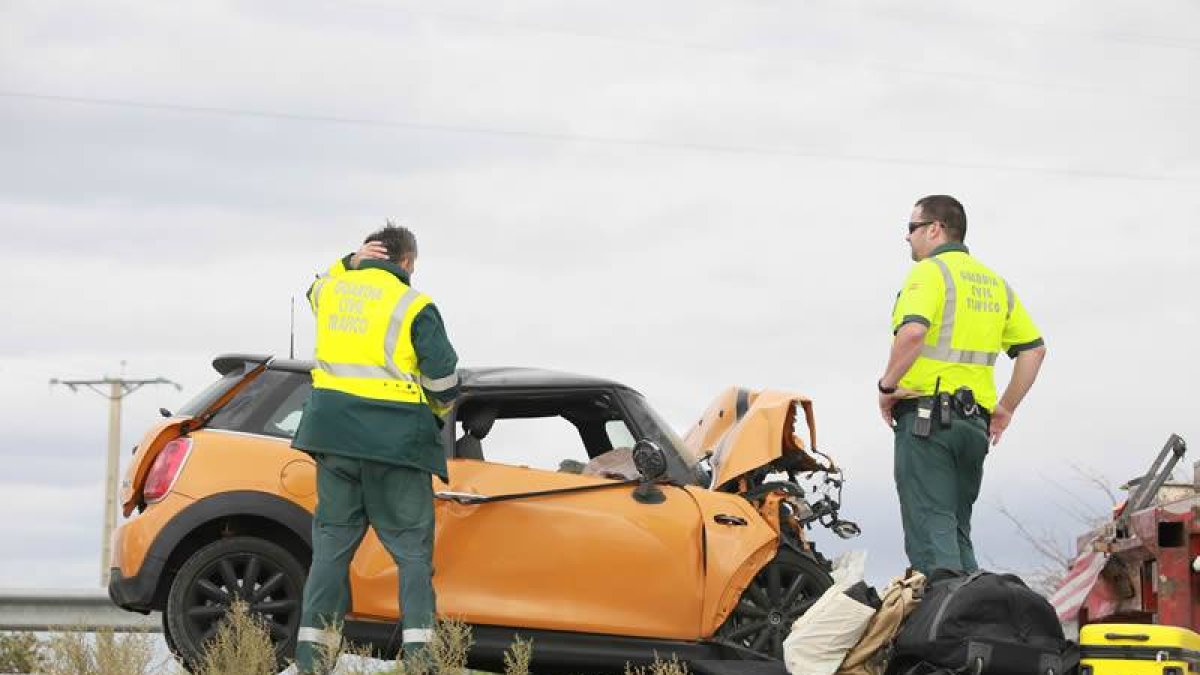 Agentes de la Guardia Civil ante uno de los coches implicados en la colisión múltiple que ha tenido lugar en la A-6.