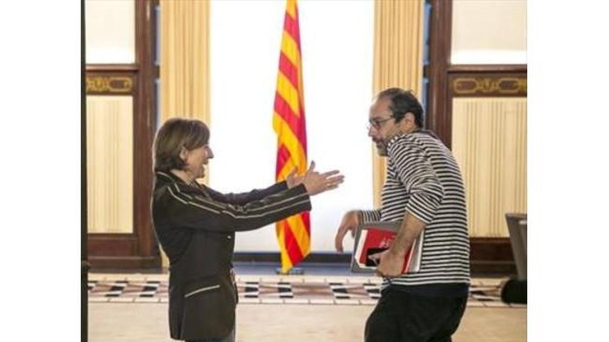 Forcadell recibe a Baños, que no se había percatadode su presencia.