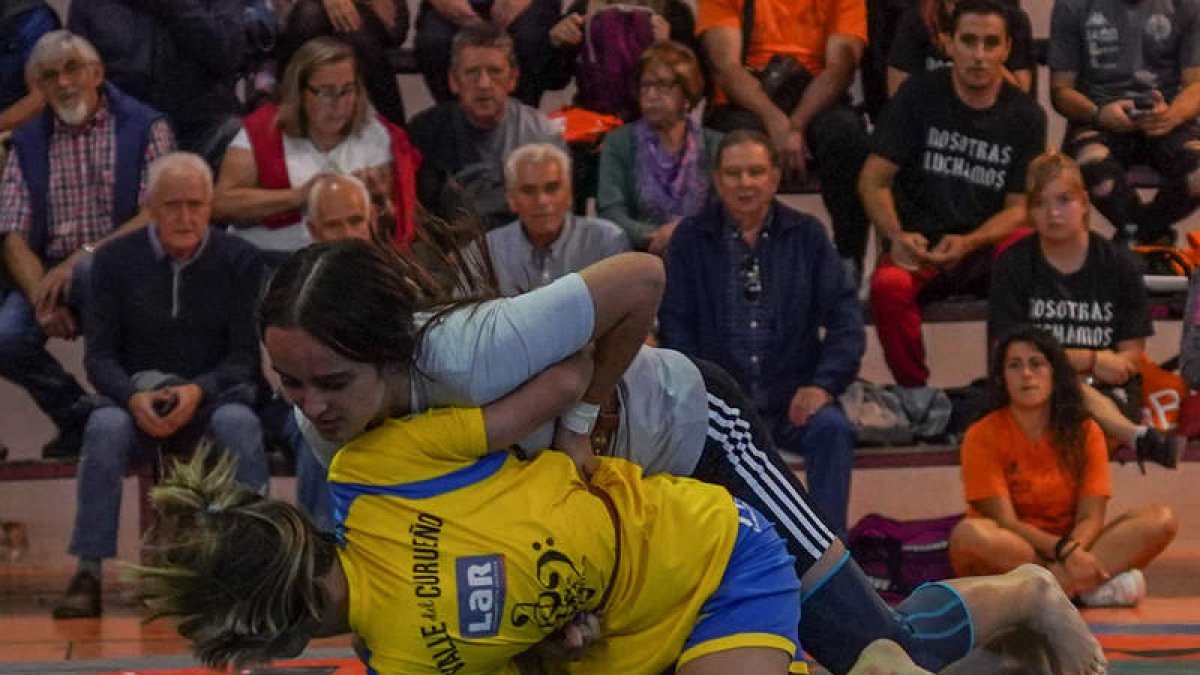 Olga Rodríguez y Ainhoa Fierro, durante su combate. MIGUEL F.B.