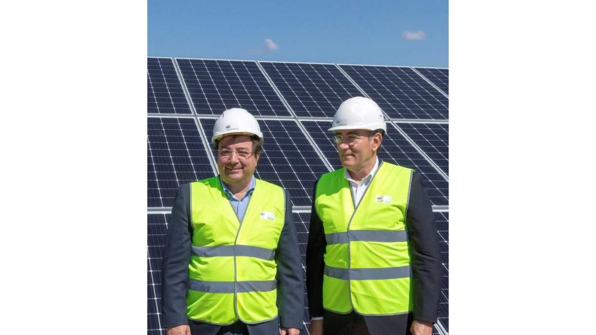 El presidente extremeño (i) y el de Iberdrola, Ignacio Galán. MORALES