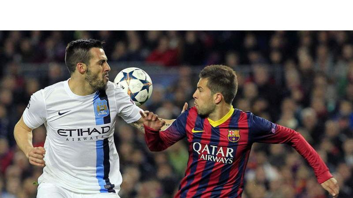 Jordi Alba, a la derecha, lucha el balón con el español del City Álvaro Negredo durante el partido de vuelta del Camp Npu.