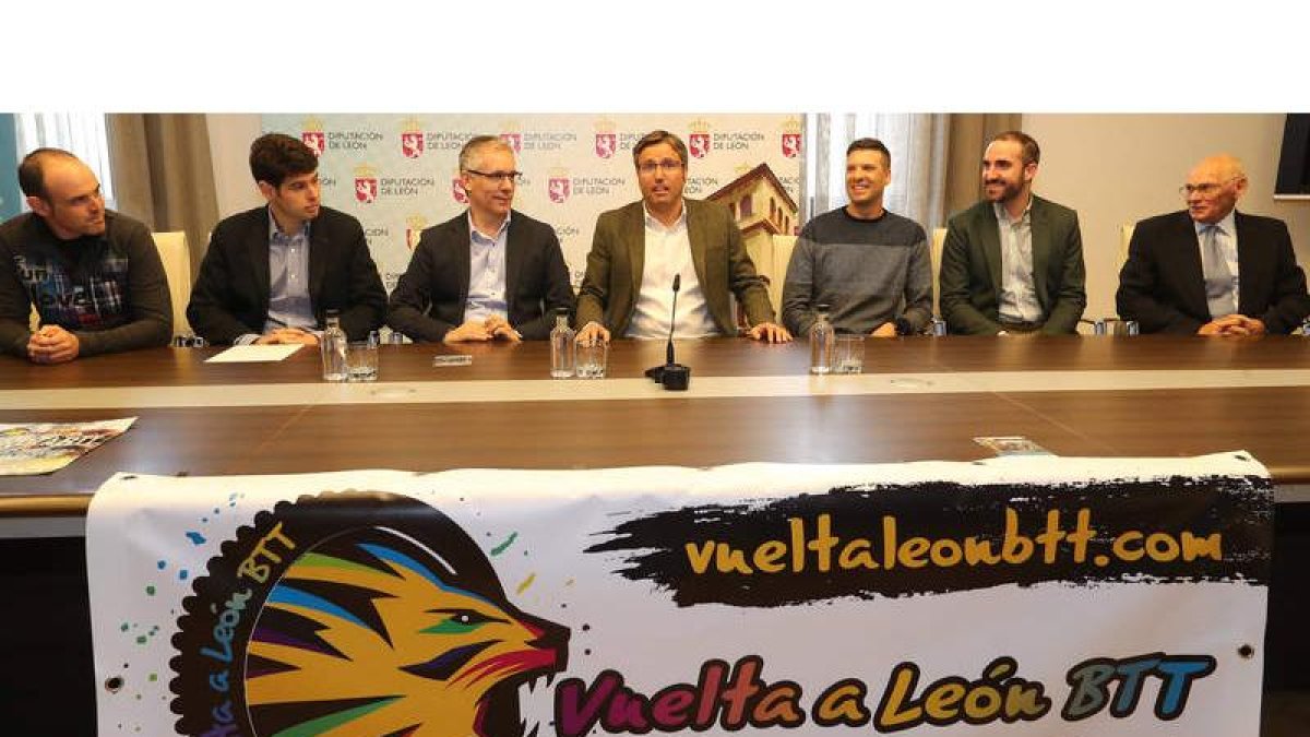 Emilio Orejas, diputado de Deportes, junto a los representantes de los ayuntamientos de León, Cuadros y Astorga y los organizadores. RAMIRO