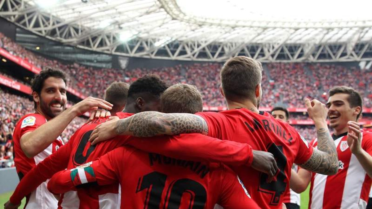 Los futbolistas del Athletic celebran uno de los tres goles ante el Rayo Vallecano. LUIS TEJIDO