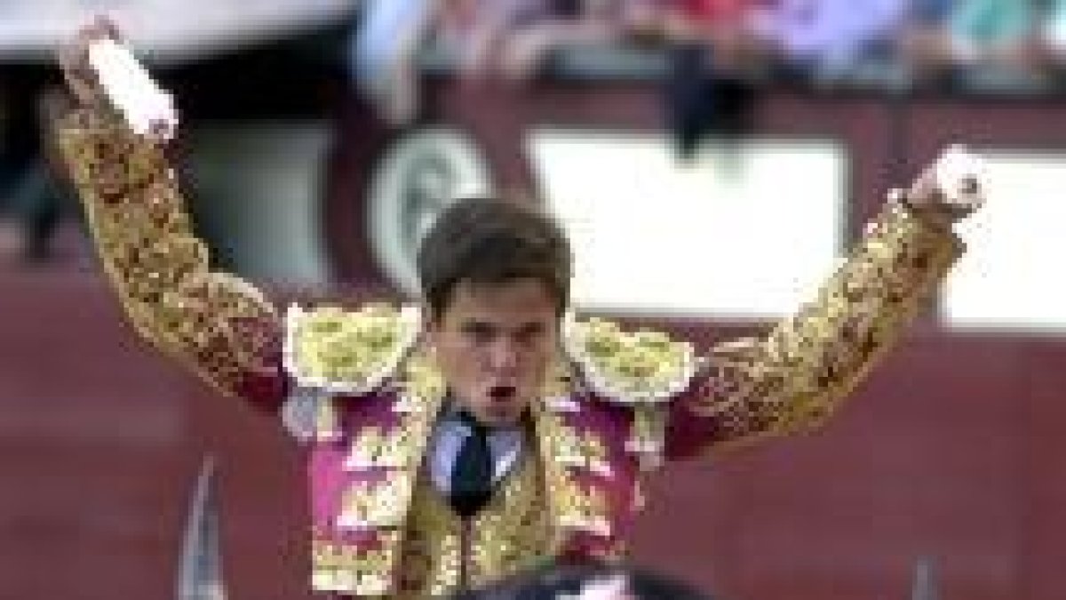 El diestro El Juli entrando a matar a uno de sus toros en la plaza de Las Ventas