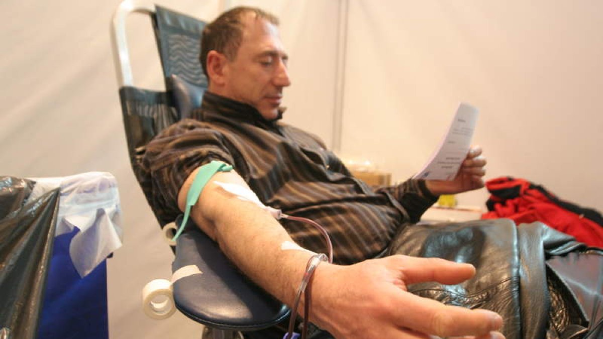 Un hombre dona su sangre en una de las campañas organizadas por la Hermandad. ANA F. BARREDO