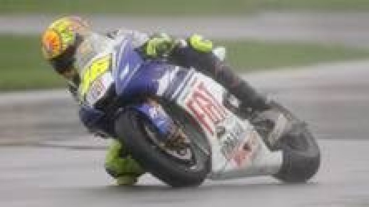 Valentino Rossi conduce bajo la lluvia durante el GP de Indianápolis