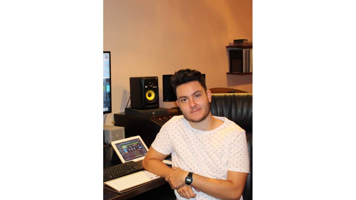 Adrian, youtuber leonés, tiene su escuela virtual de música y aspira a abrir una física en León. DL