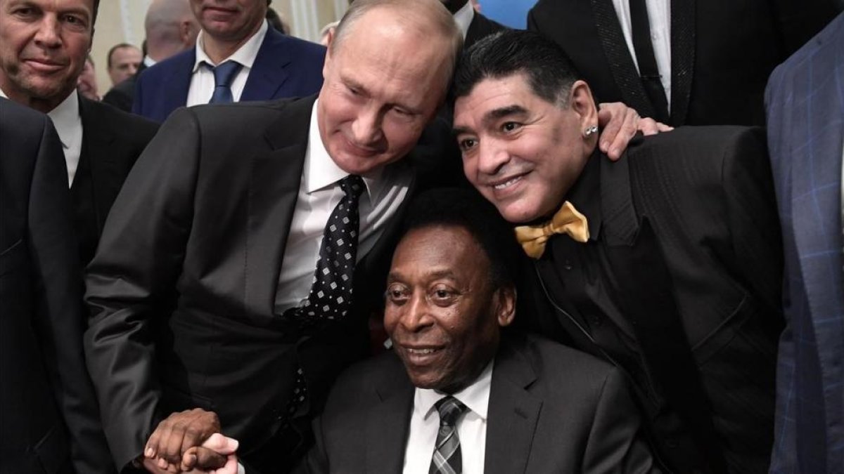 Putin, junto a Maradona y Pelé durante el sorteo del Mundial-2018.
