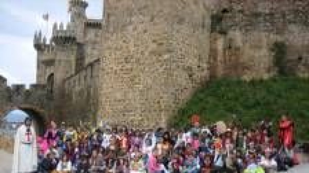 Los alumnos posaron con sus peculiares atuendos tras la visita al Castillo del Temple de Ponferrada