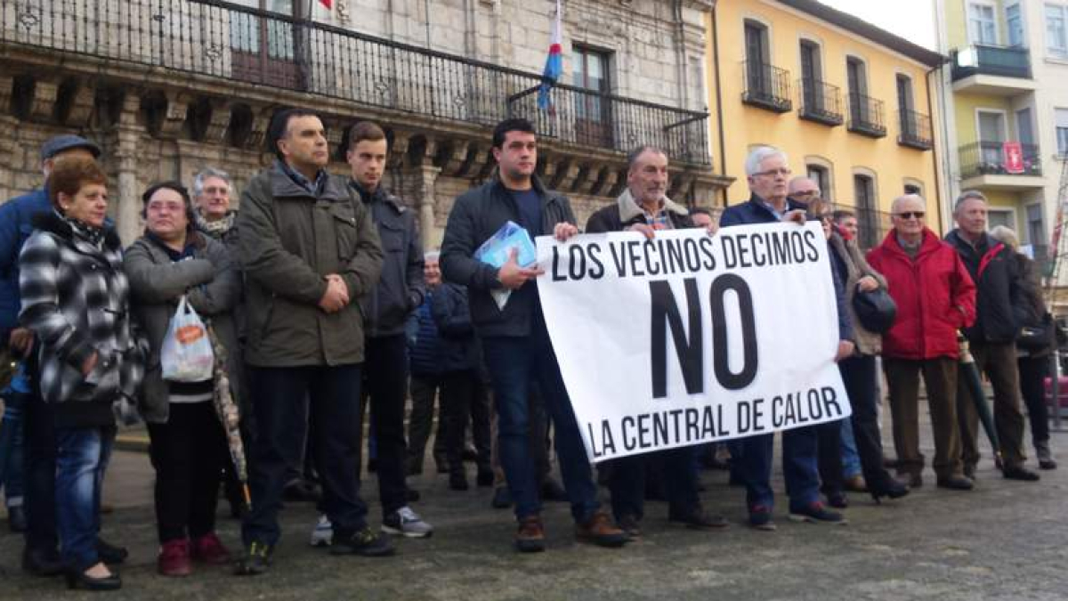 Un grupo de vecinos de Compostilla y La Rosaleda, a las puertas de la casa consistorial. DL