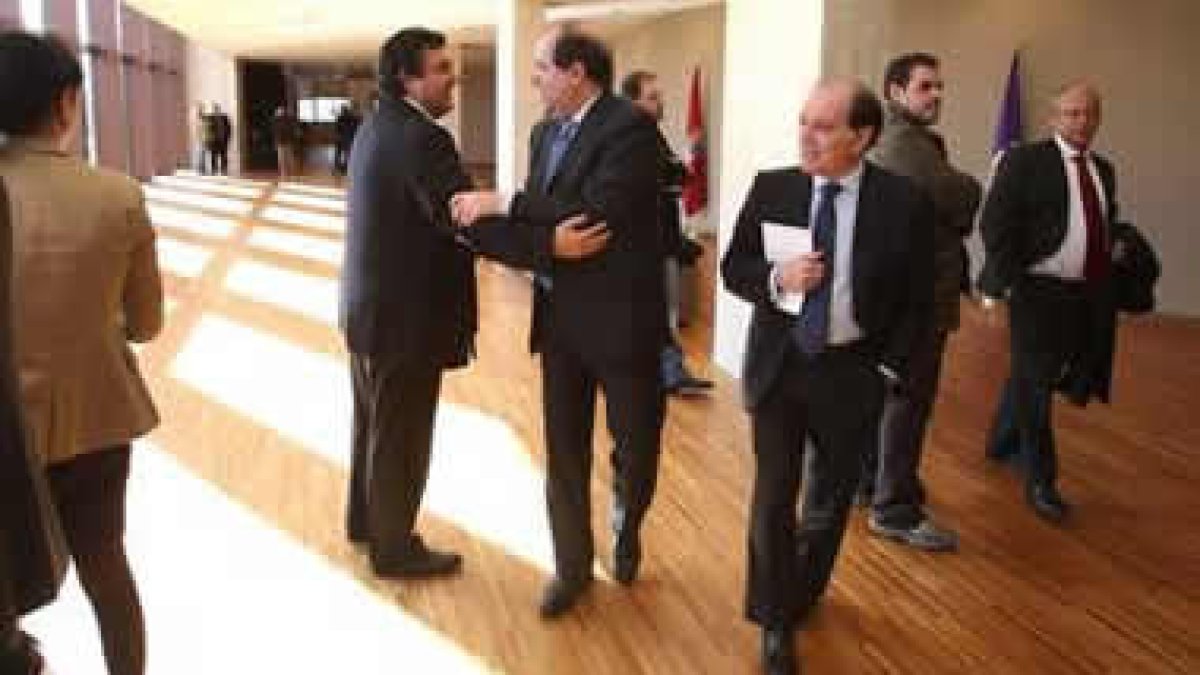 Juan Vicente Herrera saluda al presidente del Consejo en presencia de Villanueva.