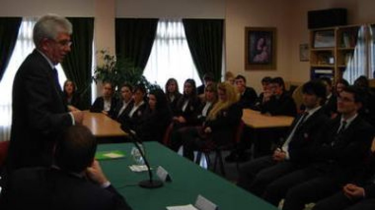 Ángel Hermida, en el transcurso de la charla en el Colegio Peñacorada.