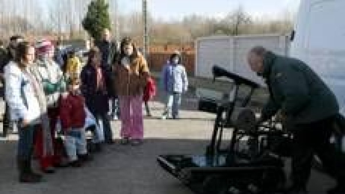 Un agente muestra a un grupo de escolares un robot empleado en la desactivación de explosivos