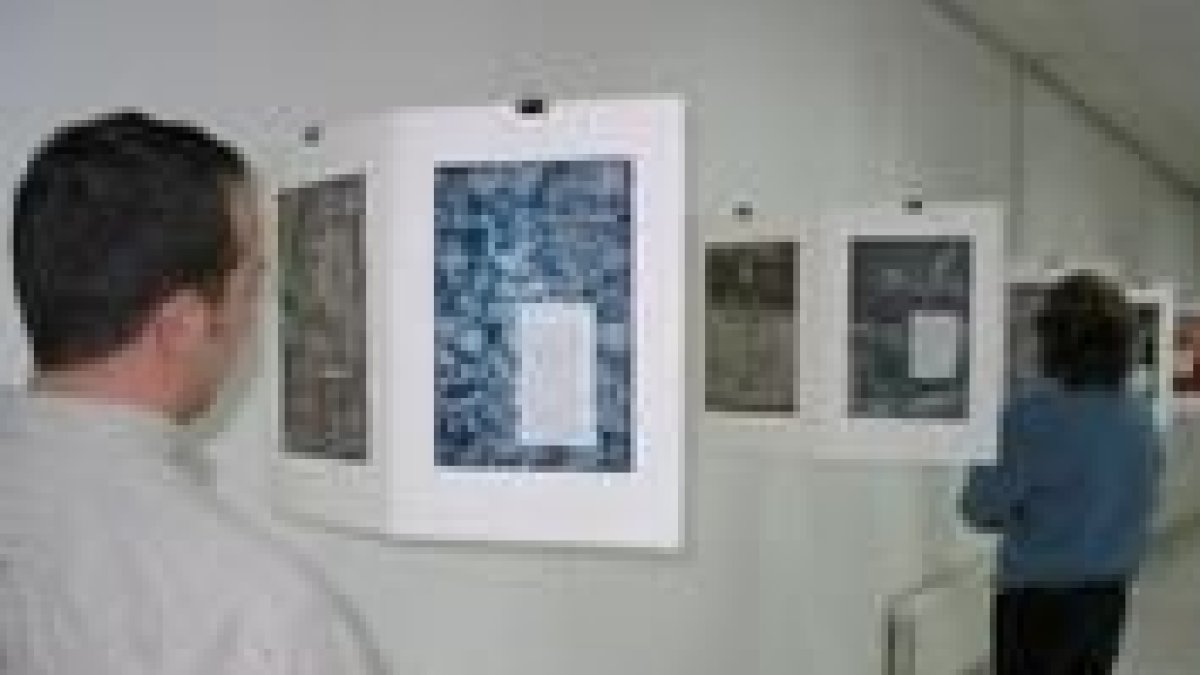 Un par de visitantes contemplan la exposición, que hoy se cierra