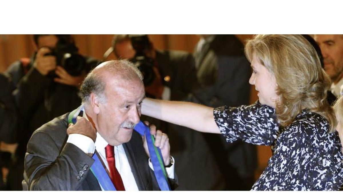 Vicente del Bosque recibe de manos de la infanta Cristina la Gran Cruz al Mérito Deportivo.