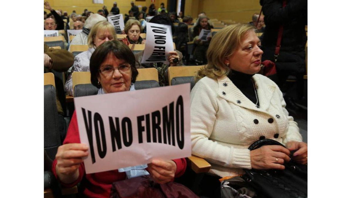 Afectados por las preferentes, en una de sus reuniones.