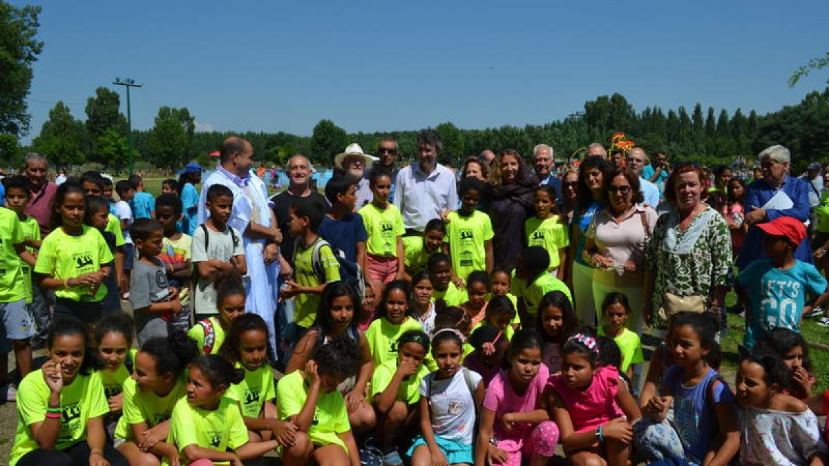 El grupo de niños saharauis que disfrutaron ayer de las piscinas de Valencia de Don Juan. MEDINA