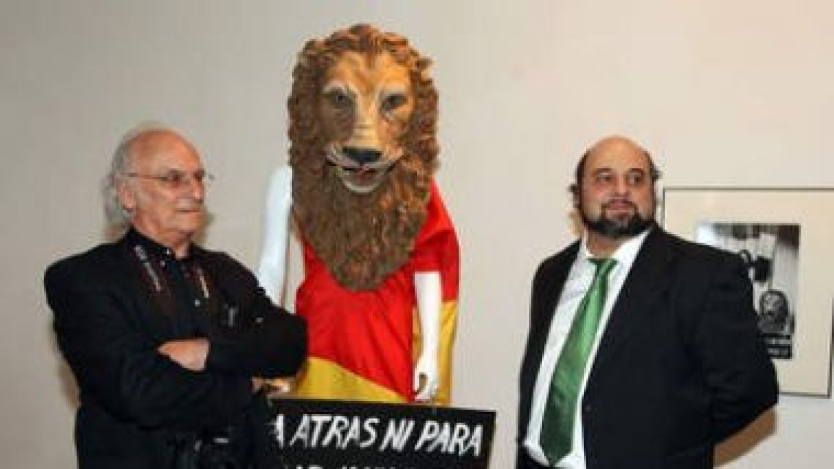 El director Carlos Saura protagoniza con sus objetos, desde fotogramas a pinturas, la nueva exposici