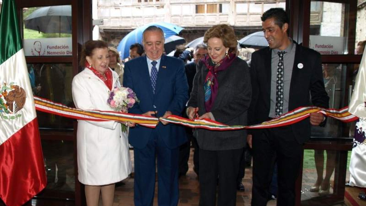Inauguración de la Fundacion Nemensio Díez, que se realizó en Portilla de la Reina con su hijo Valentín Díez. CAMPOS
