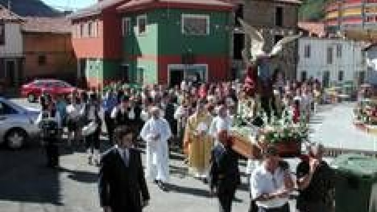 La imagen de la talla de San Miguel fue aplaudida por los vecinos