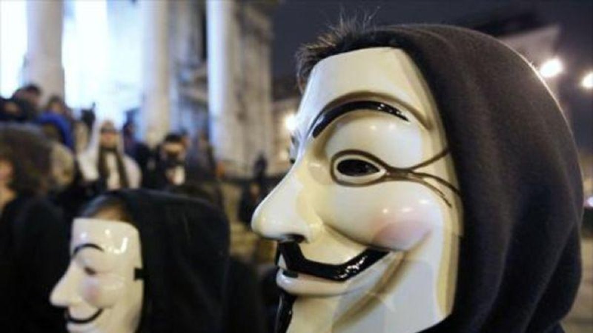 Protesta en Bruselas aludiendo a Anonymous.