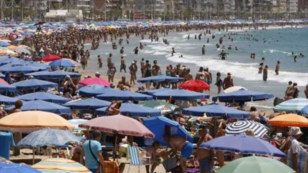 Vista de la playa de Levante de Benidorm, repleta pese a tratarse de mediados del pasado mes de junio.