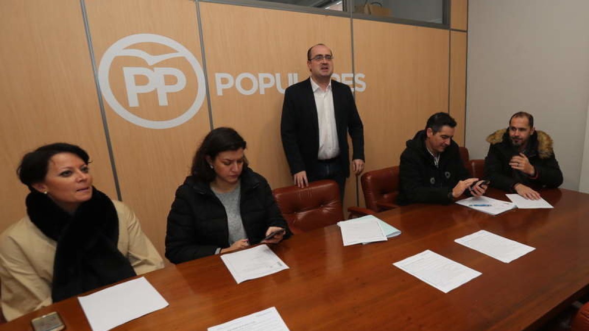 Marco Morala, ayer, rodeado de varios concejales del Grupo Popular. ANA F. BARREDO