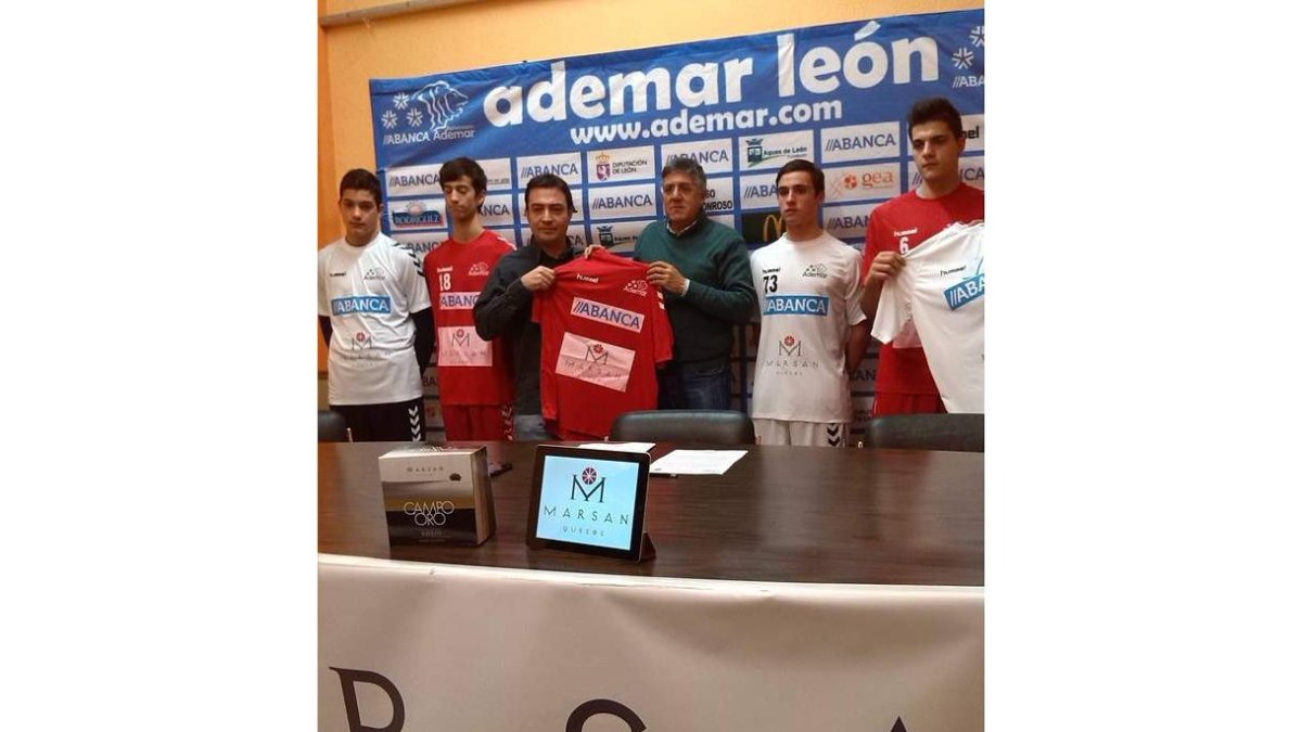 El presidente del Ademar y el responsable de Marsan en la firma.
