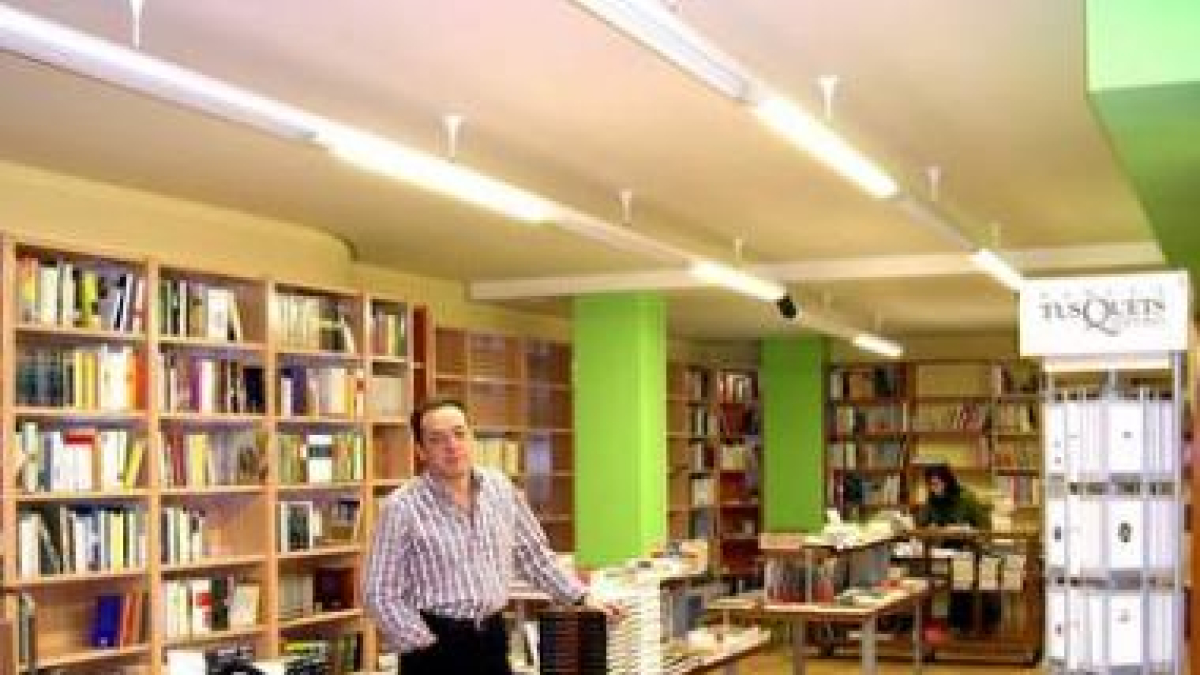 Una joven dedica su tiempo libre a leer una novela en su libro electrónico.