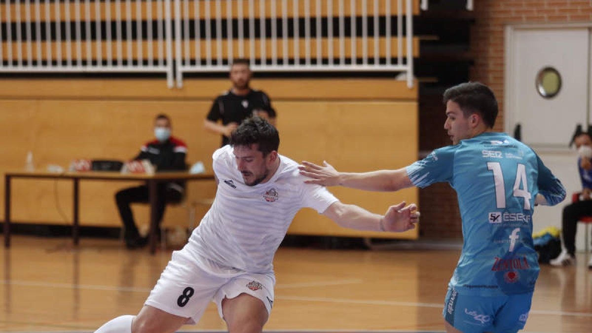 Corral, autor de cinco goles, fue el gran protagonista. FERNANDO OTERO