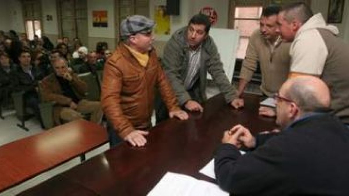 Los miembros del comité de empresa de Coiper, momentos antes de que comenzará la reunión con los tra