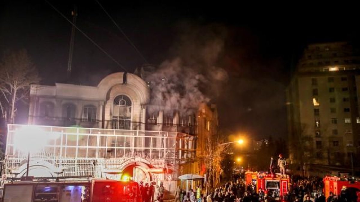 Manifestantes iranís incendian la Embajada saudí en Teherán.
