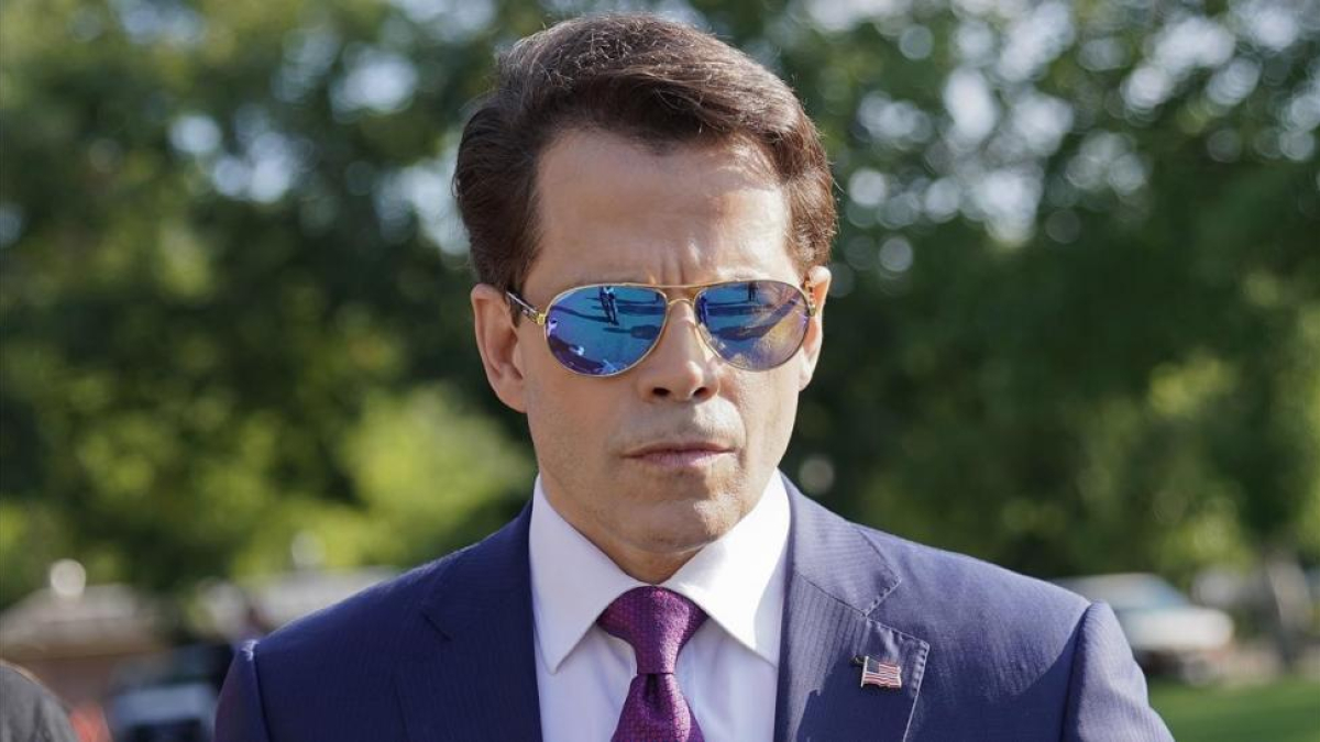 Scaramucci camina por el recinto de la Casa Blanca, el 25 de julio.