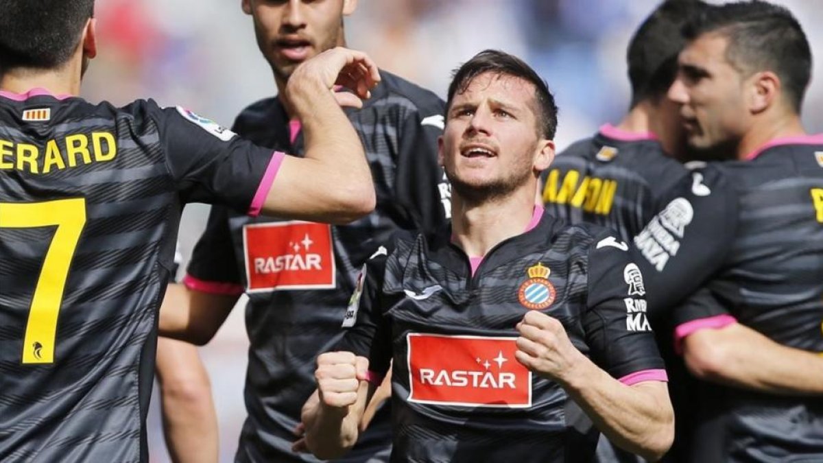 Pablo Piatti celebra con sus compañeros el gol anotado en La Rosaleda.