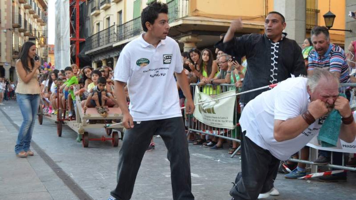 La Plaza Mayor de Astorga volvió a llenarse de público durante el espectáculo de los Jiménez.