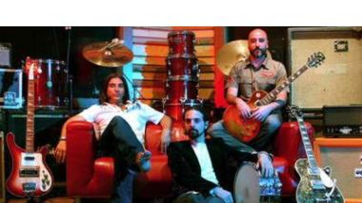 Frankie, Pablo Rodas y Kiki Tornado, los integrantes del trío roquero Fuzz.