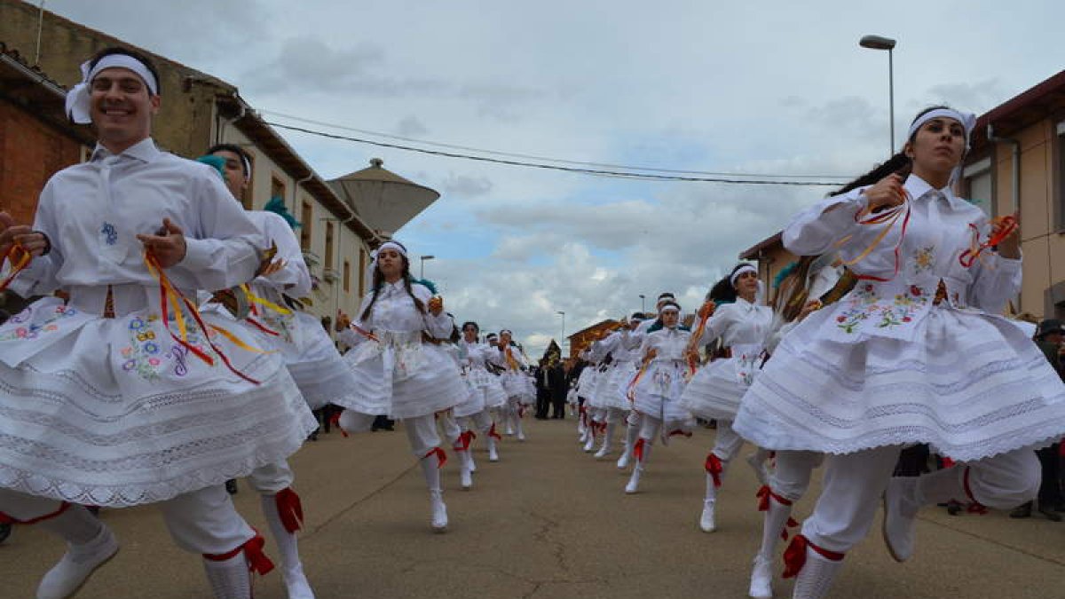 El grupo de danzas local Virgen de las Angustias, ayer.
