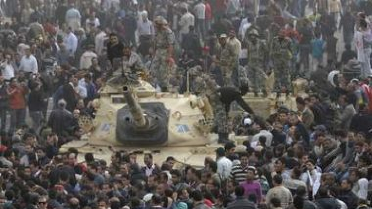 Imagen de los manifestantes, ayer, en las calles de El Cairo.