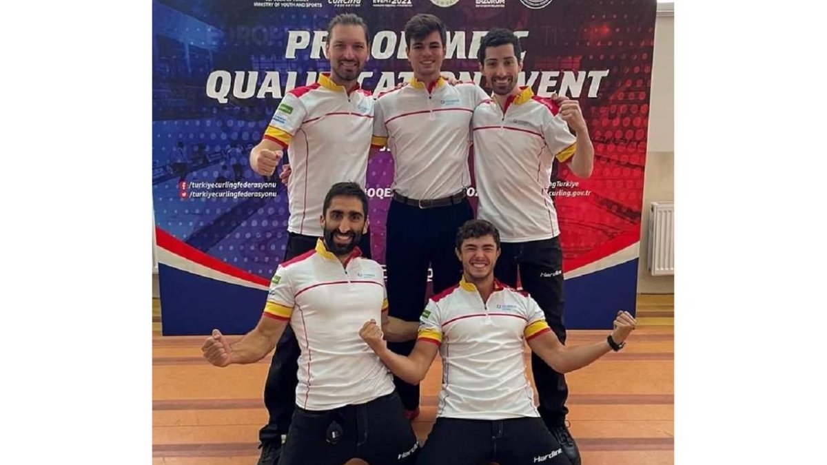 Eduardo de Paz, de rodillas a la derecha, celebra junto a sus compañeros el pase a la final. ÜMIT UZUM