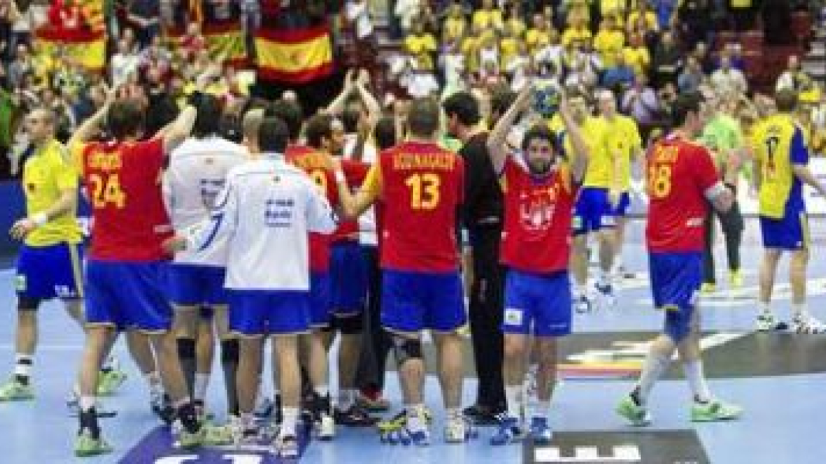 Los jugadores españoles, con el leonés Juanín sosteniendo en alto el balón, celebran su victoria.