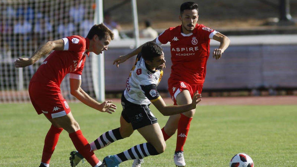 Jesús Bernal, a la derecha, cuajó un buen partido y aprovechó la oportunidad de Cea. ALMEIDA