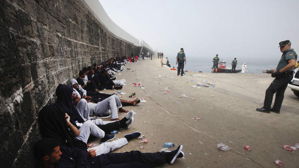 El puerto de Tarifa, ayer, con algunos de los rescatados. A.C. RAGEL
