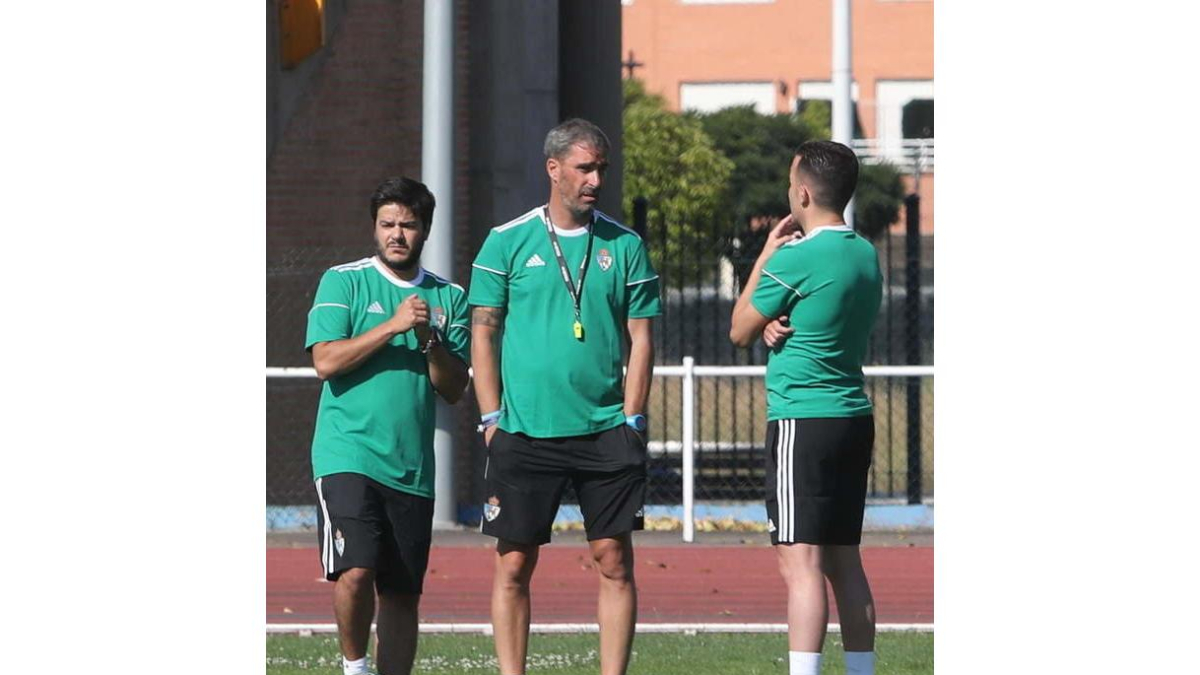 Bolo conversa con sus compañeros del cuerpo técnico en un entrenamiento. ANA F. BARREDO