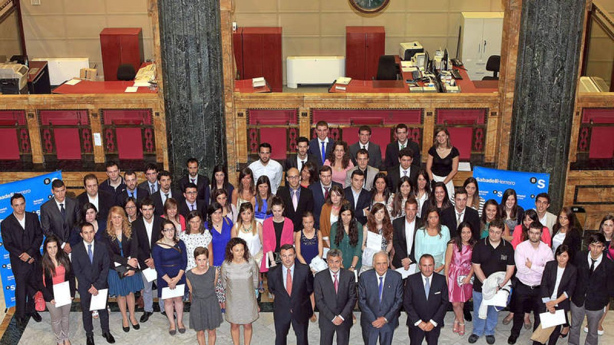 Foto de familia de los becarios y los responsables del banco, ayer, en Oviedo.