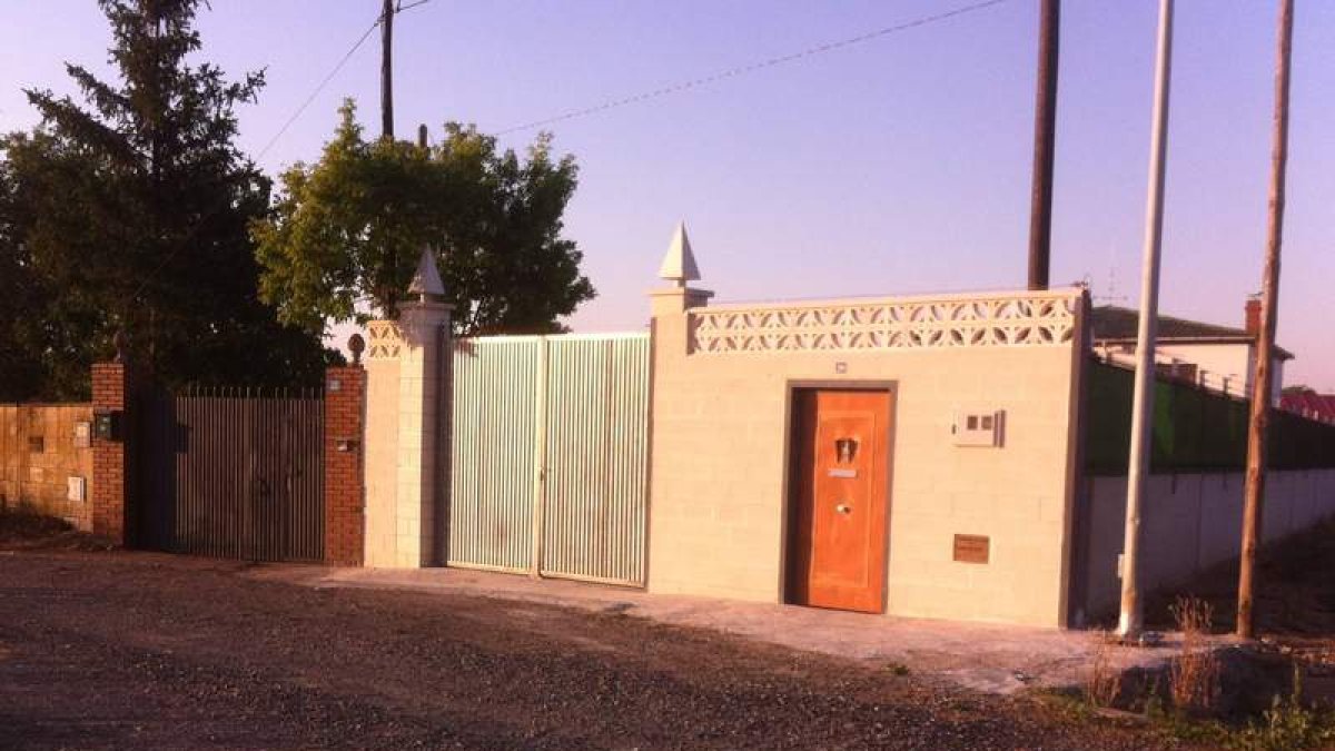 El pozo se encuentra vallado y fuera del alcance de los vecinos.